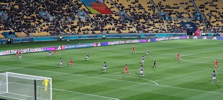 联赛十连胜！巴萨2-1奥萨苏纳先赛14分领跑 莱万、费兰破门（封面配图）